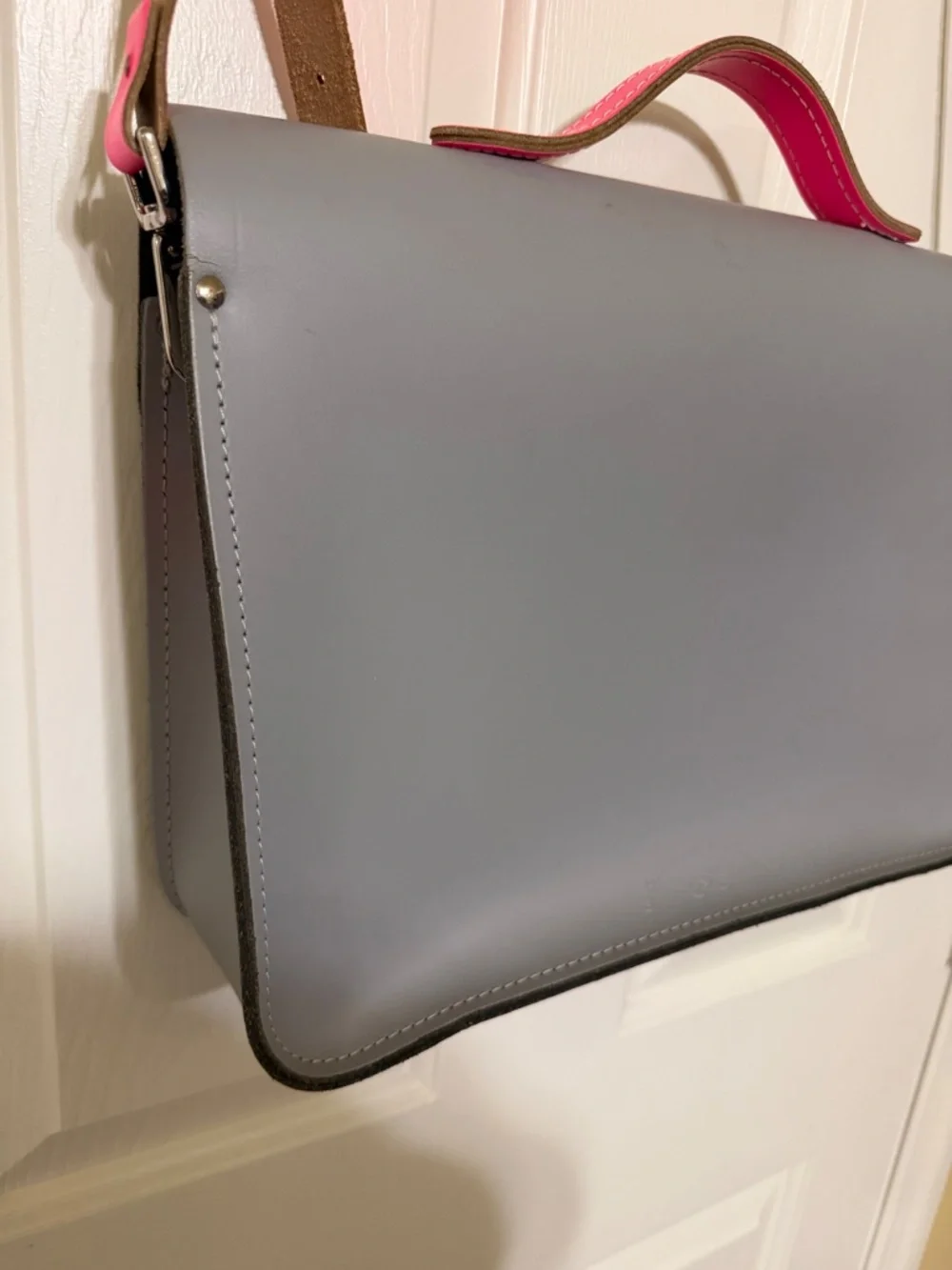 The Cambridge Satchel Company Gray/Pink Leather Large Messenger Crossbody Bag